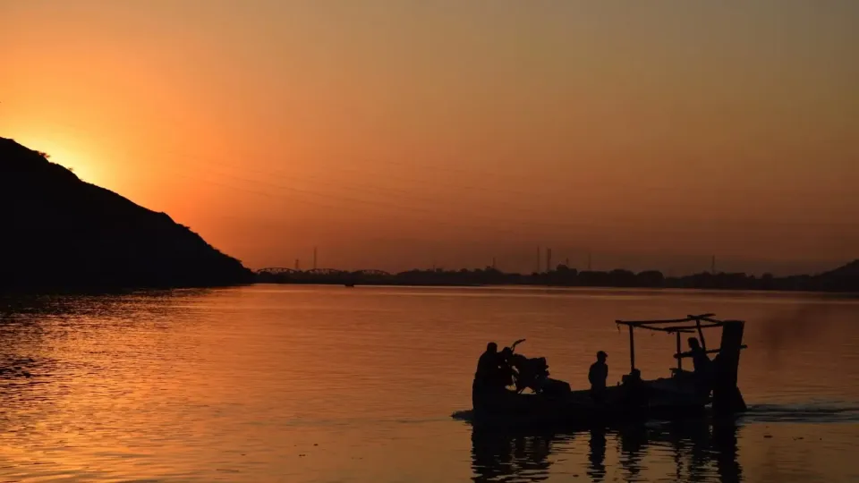Going back in time on the banks of the Indus River