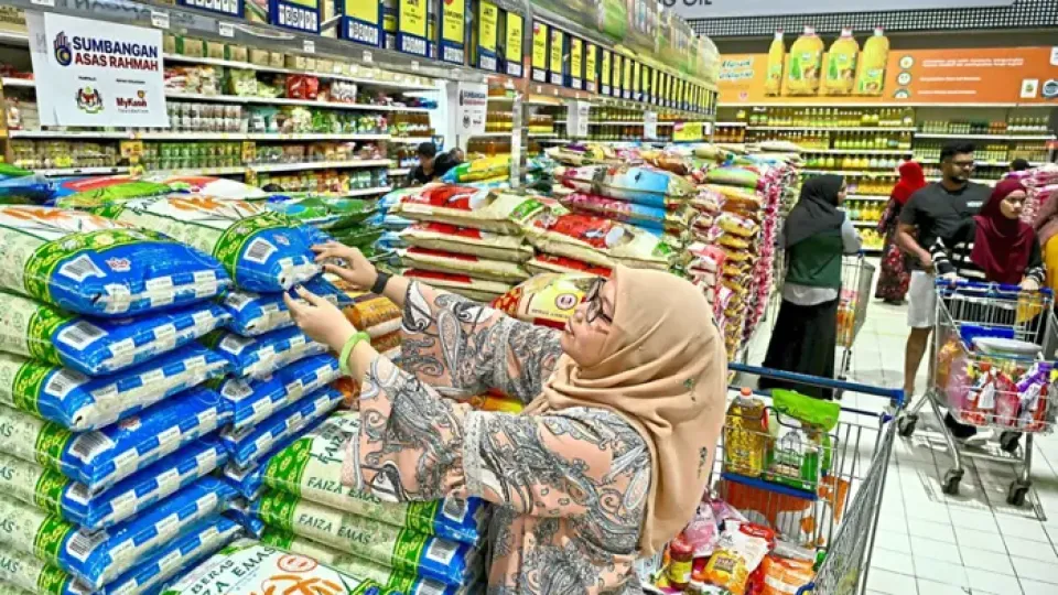 Beat the last-minute crowd for the RM100 Sara credit, Malaysian shoppers told