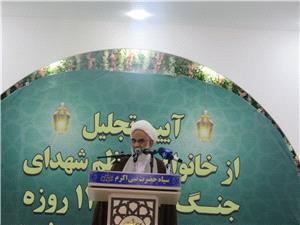 نماينده ولي فقيه در سپاه پاسداران انقلاب اسلامي باخانواده شهداي اقتداراستان کرمانشاه ديدار کردند