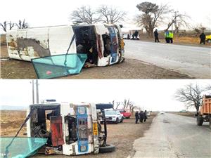 واژگوني مينيبوس سرويس مدرسه در جاده قديم نيشابور–سبزوار