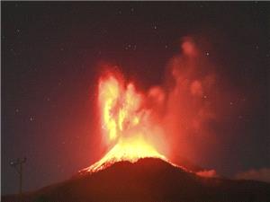 فوران مهیب آتشفشان «لووتوبی»/ تعطیلی فرودگاهها در جزیره فلورس