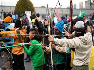 حمله مخالفان ترامپ به سفارت آمریکا در کلمبیا با تیروکمان