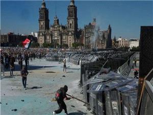 اعتراضات مکزیک به خشونت کشیده شد/ زخمی شدن 100 پلیس