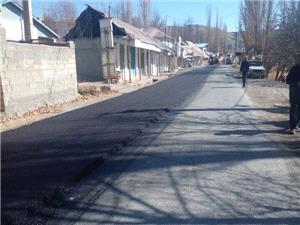 آغاز عمليات نوسازي و روکش آسفالت محور روستايي نامآور در شهرستان فيروزکوه به طول 5 کيلومتر