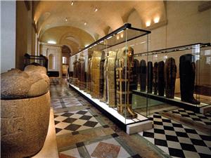 فضیحه فی متحف اللوفر.. تسرب میاه یغرق مکتبه الآثار المصریه