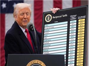 ترامب یدافع عن صلاحیاته فی فرض الرسوم الجمرکیه ویهدد بالرد فی حال الاعتراض