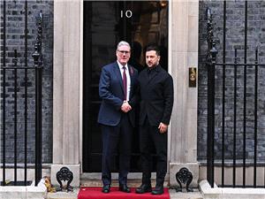 ستارمر یستقبل زیلینسکی لبحث خطه السلام الأمریکیه