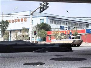 رصد دبابه غامضه على طریق سریع فی الصین!