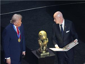 منح ترامب "جائزه فیفا للسلام" یثیر اتهامات ضد إنفانتینو