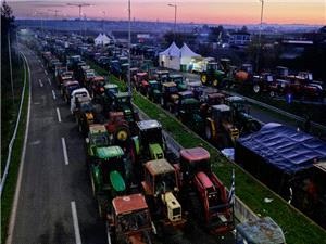 Greek govt in emergency meeting as farmers block central port