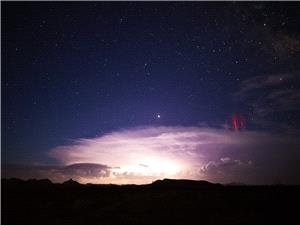 ناسا تکشف حقیقه الأضواء الحمراء الشبیهه بقنادیل البحر