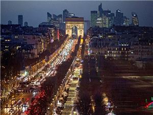 نشطاء منظمه "غرینبیس" یسکبون الطلاء حول قوس النصر فی باریس