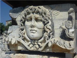 اکتشاف تمثال "مبتسم" لمیدوسا فی أماسرا الترکیه