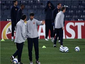 منافس العراق المحتمل بملحق موندیال 2026 یستعین بمدرب برشلونه السابق