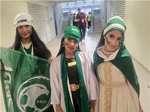 شاهد.. فتیات سعودیات حوّلن مدرجات لوسیل إلى منصه شعریه بعد تأهل الأخضر