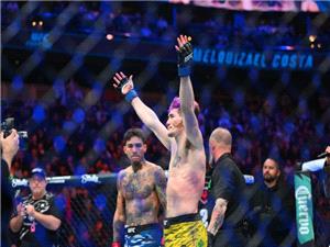 شاهد.. رکله رأس مدمره تُنهی عوده مصارع فرنسی لـ"یو إف سی"