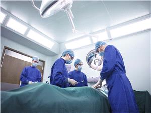 الصین.. أطباء یلصقون أذن مریضه بقدمها لخمسه أشهر قبل إعادتها لمکانها (صوره)