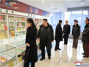 الزعیم الکوری الشمالی یحضر حفل افتتاح مجمع صناعی (صور)