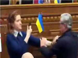 مشاجره فی البرلمان الأوکرانی بعد مطالبه نائبه بإقاله القائد العام للجیش... فیدیو