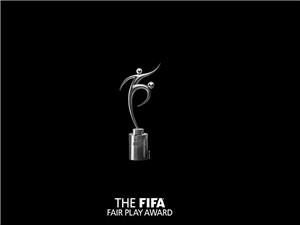 الطبیب أندریاس هارلاس نوکینغ یفوز بجائزه FIFA للعب النظیف لعام 2025 (فیدیو)