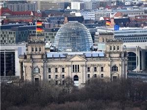 وزیر دفاع ألمانیا یعرب عن شکوک حول تشکیل قوات متعدده الجنسیات لأوکرانیا