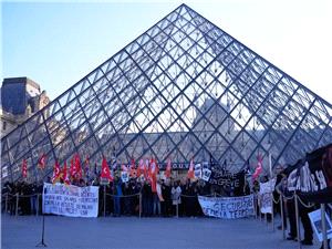Louvre workers vote to extend a strike at the world`s most visited museum