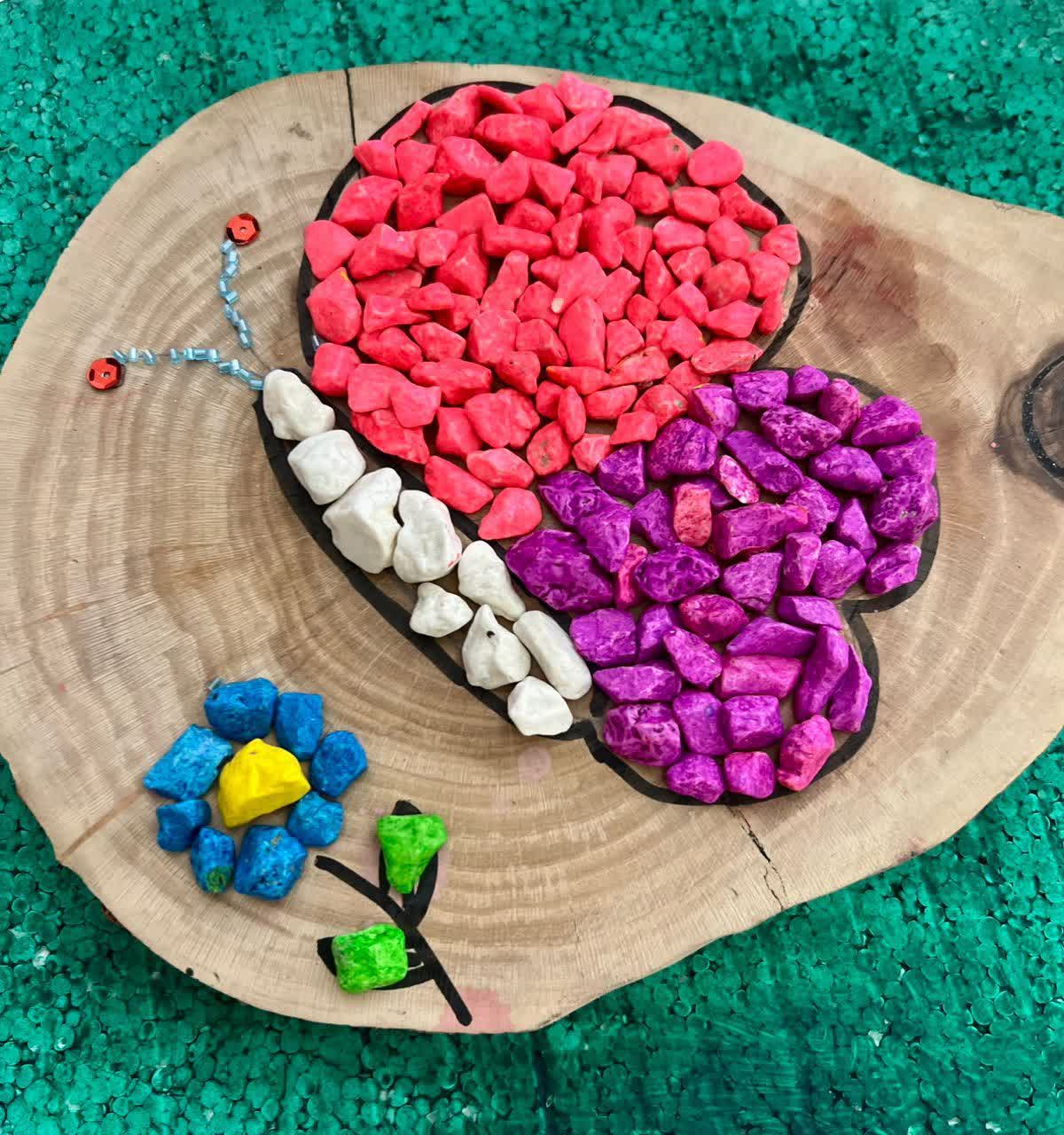 دست سازه های هنری کودکان مراکز وابسته به مؤسسه در جشنواره « همام »