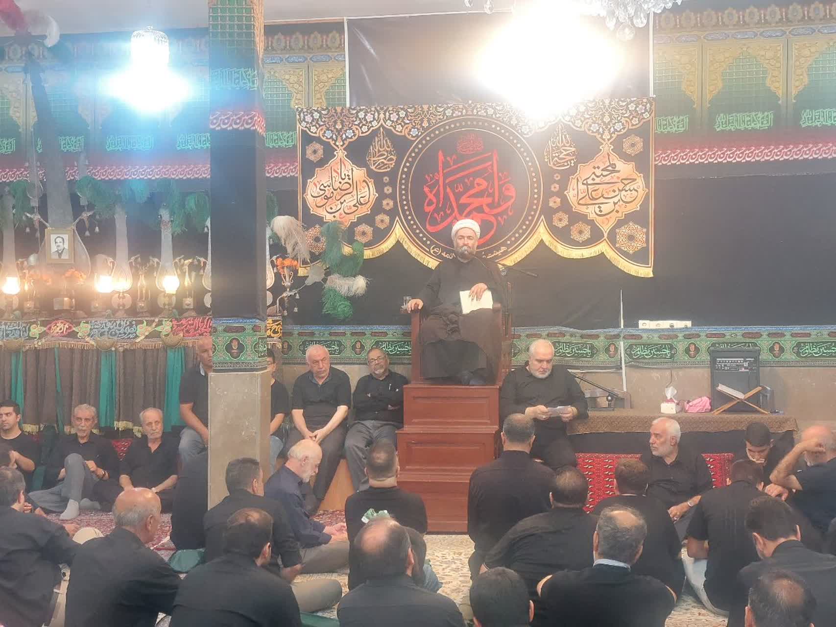 عزاداري مومنين شميرانات در سوگ امام رضا(ع) در تکيه بزرگ حصارک جماران + تصاوير