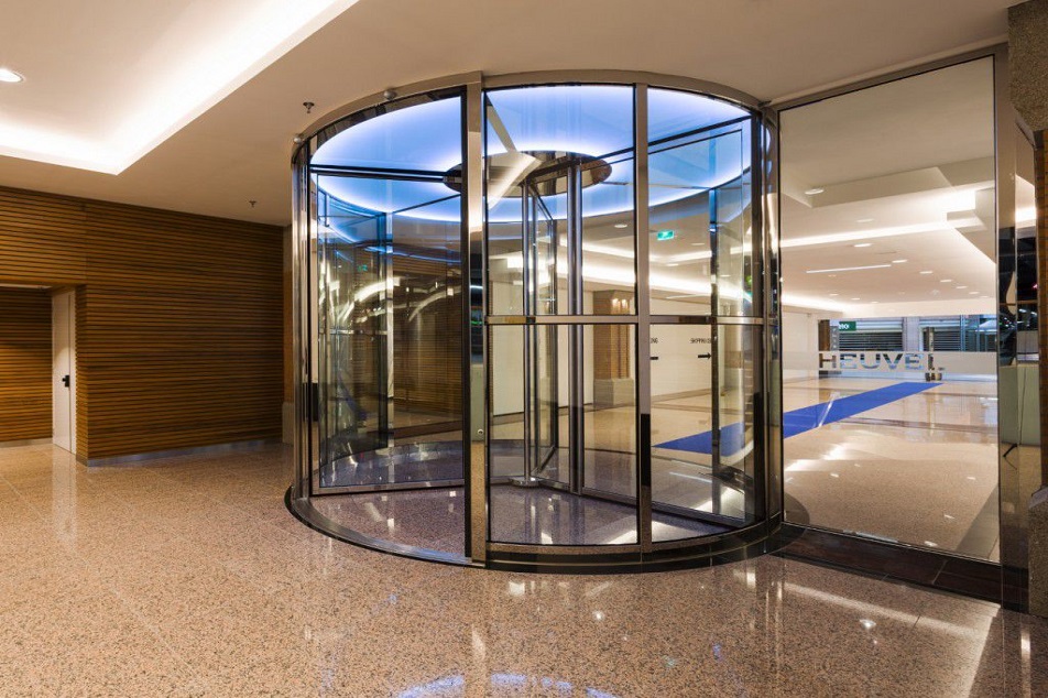 چالش های نصب و نگهداری درب های گردان اتوماتیک در پروژه های بزرگ