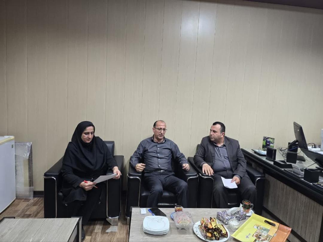 جلسه مشترک اداره راه و شهرسازي و بهزيستي قائمشهر براي تعيين تکليف متقاضيان نهضت ملي مسکن