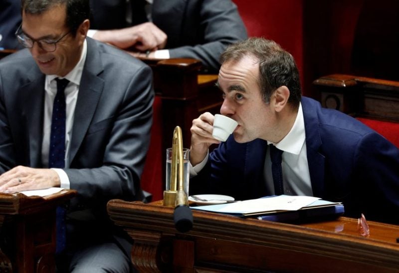 نخست وزیر فرانسه رای عدم اعتماد را دور زد و خود را برای مذاکرات دشوار بودجه آماده می کند