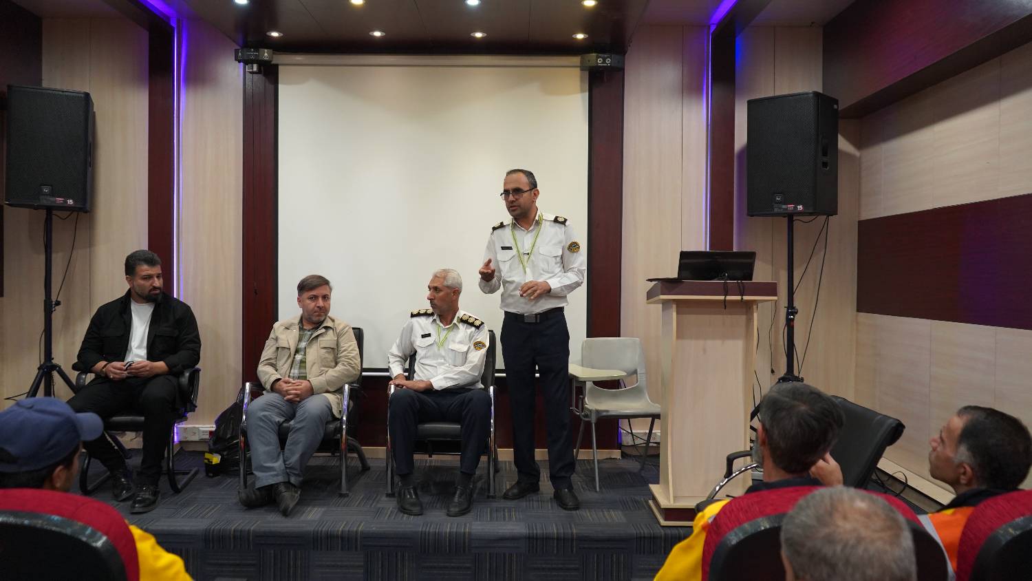 برگزاري دوره آموزشي ايمني براي نيروهاي خدماتي بزرگراه‌هاي منطقه 21