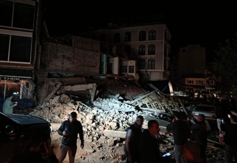 فرو ریختن ساختمانی در استان بالیکسیر ترکیه بر اثر زلزله 6 ریشتری