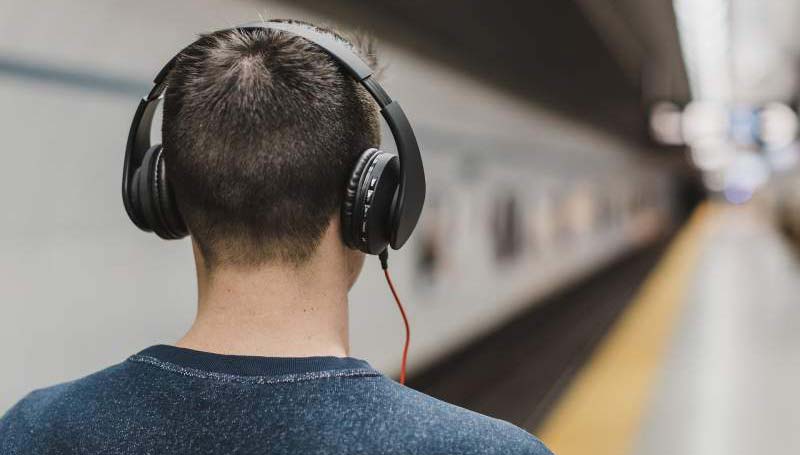 گوش دادن به پادکست‌ راهی موثر برای آرامش و کاهش استرس + پادکست آرامش ذهن