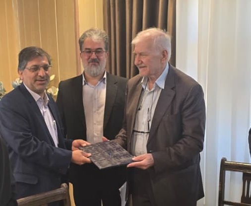 تقدير از پنج تن از اساتيد حامي و عضو صندوق حمايت از دانشجويان رشته پزشکي