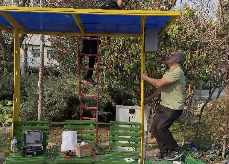 نصب 5 نيمکت خورشيدي داراي روشنايي و شارژ تلفن همراه در بوستان قصر