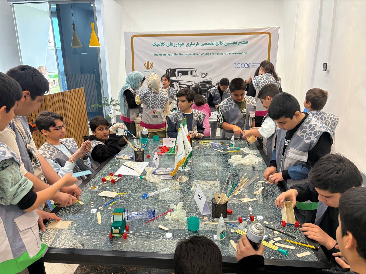 برگزاري کارگاه خلاقانه ساخت ماکت خودرو براي نوجوانان منطقه 21 در هفته نوجوان