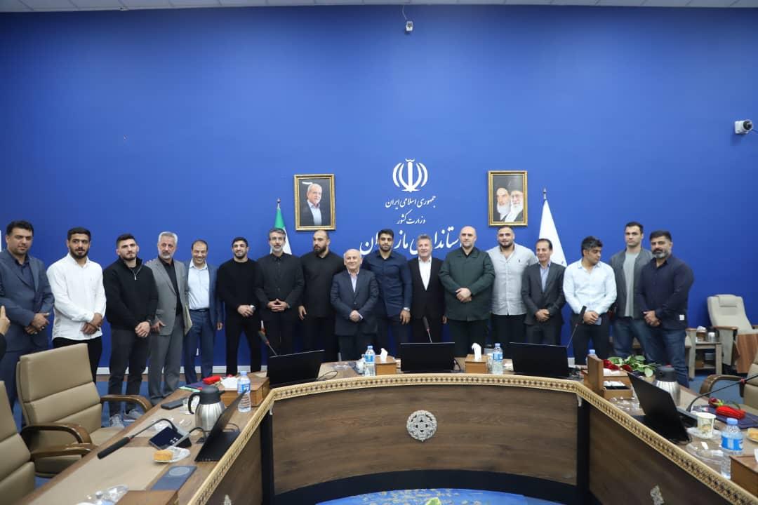 تجليل از مدال آوران مسابقات کشتي قهرماني جهان در استانداري مازندران?  ?