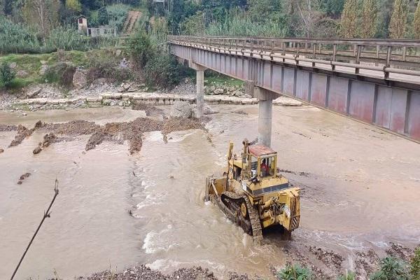 پاکسازي و تنقيه 476 دستگاه پل در حوزه راه‌هاي مازندران  ?