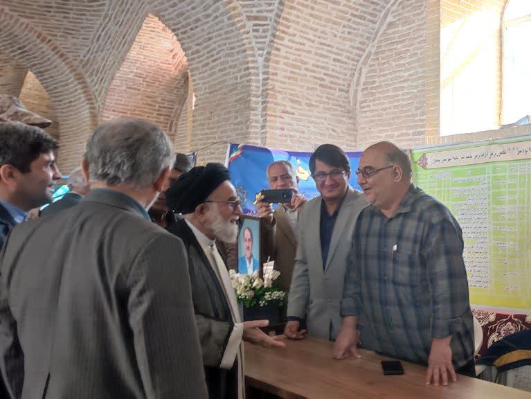 برپايي ميز خدمت اداره فرهنگ وارشاد اسلامي در نماز جمعه نيشابور