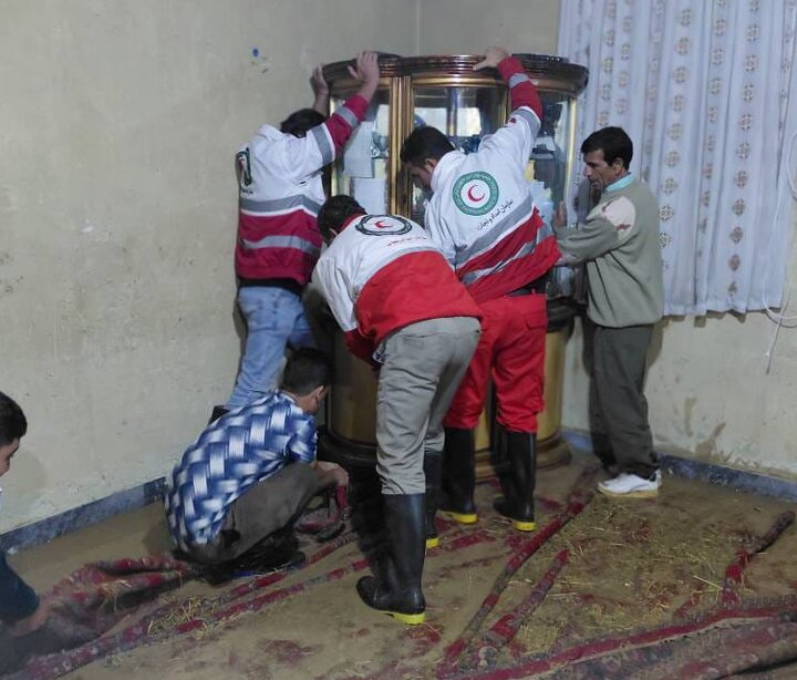 امدادرساني هلال‌احمر آبدانان به منازل سيل‌زده شهرک هزاراني آبدانان