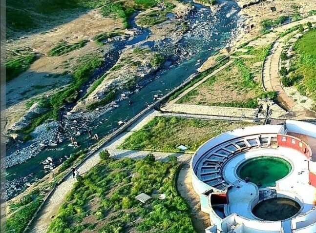 توسعه چشمه‌هاي آب‌گرم دهلران موجب رونق گردشگري در منطقه خواهد شد