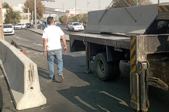 ايمن‌سازي محور بزرگراه يادگار امام (ره) با نصب نيوجرسي‌هاي بتني
