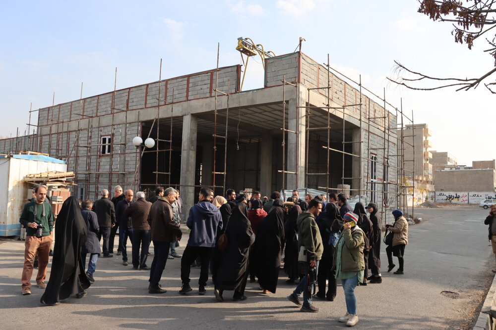 زمين چمن مصنوعي 7500 مترمربعي شهداي اقتدار به بهره‌برداري رسيد/ کاشت نهال توسط خبرنگاران تبريزي