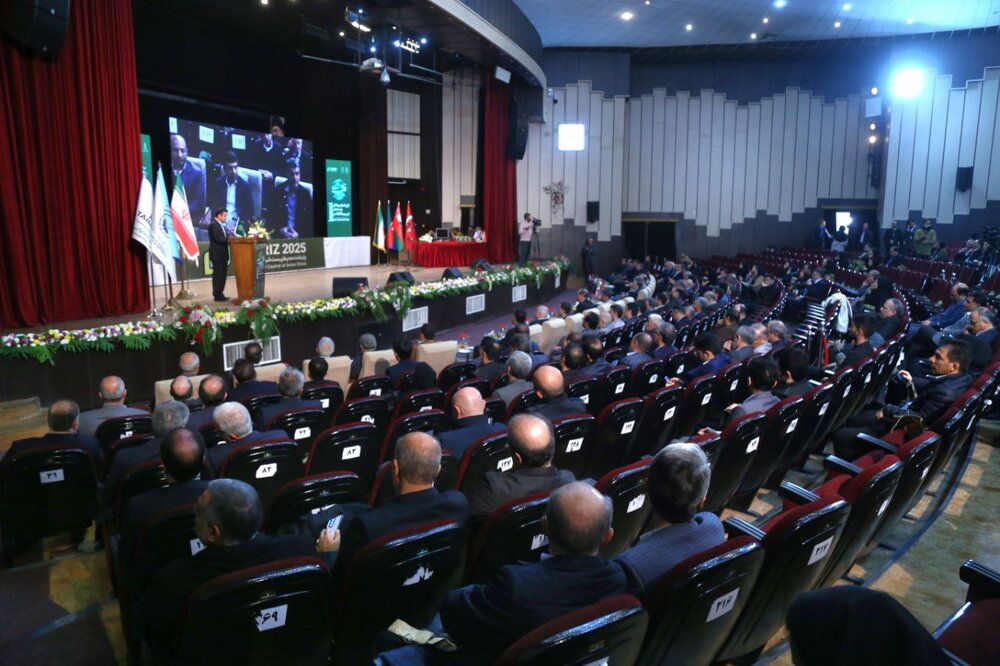 تندیس پایتخت محیط‌زیستی آسیا به شهرداری تبریز اهدا شد