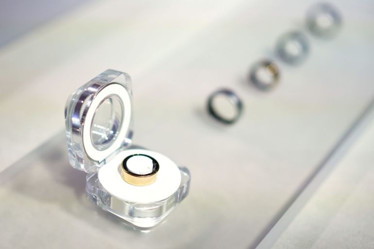 خاتم "سامسونغ" الذکي تسبب في نقل يوتيوبر الى المستشفى