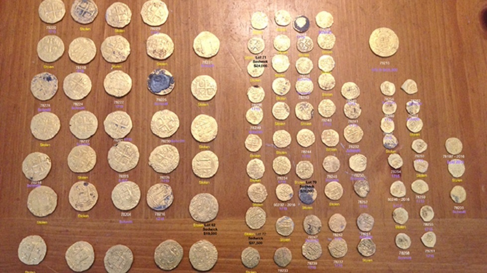 غواصون ينتشلون کنزا إسبانيا عمره أکثر من 300 عام من قاع المحيط الأطلسي