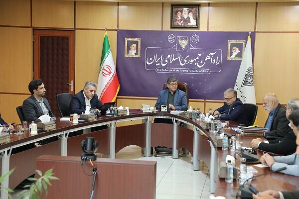 راه‌آهن در کنار بخش خصوصي/ تسهيل سرمايه‌گذاري و رفع موانع اداري؛ گام‌هاي راه‌آهن براي رونق حمل‌ونقل مسافري