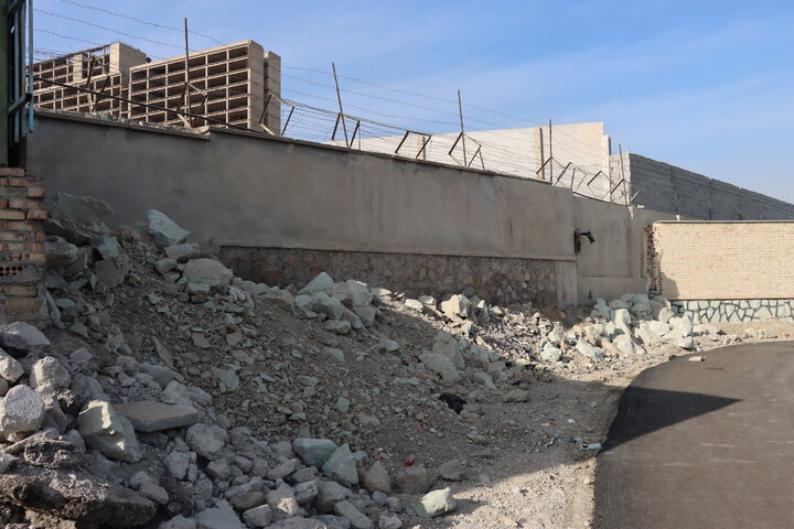 رفع گره 15‌ ساله ابرپروژه اتصال بلوار دلاوران به بزرگراه امام‌علي(ع)/ همکاري شهرداري منطقه‌ 4 و بنياد مستضعفان در تخريب ديوار معارض