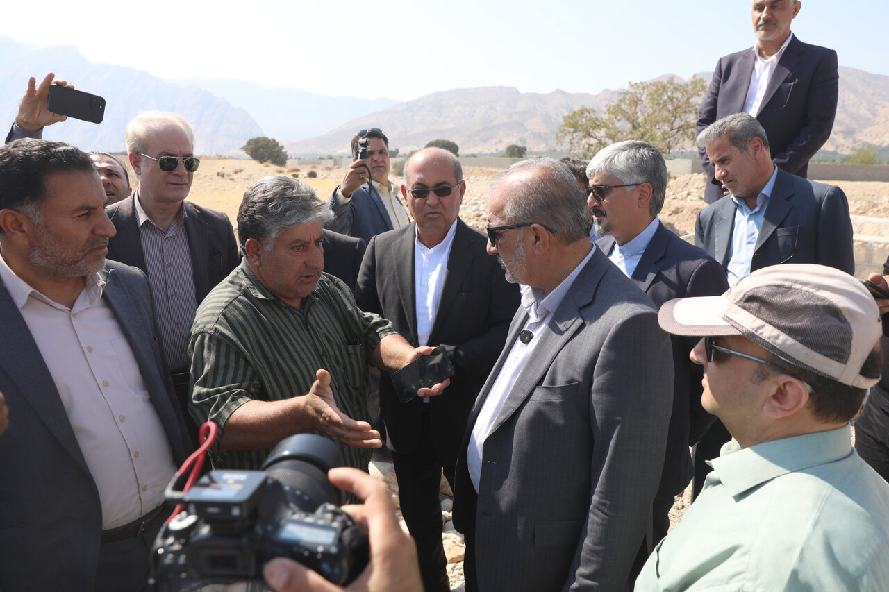 بازدید رئیس و عضو کمیسیون کشاورزی مجلس از طرح‌های آبخیزداری و باغات انجیر کوه‌چنار